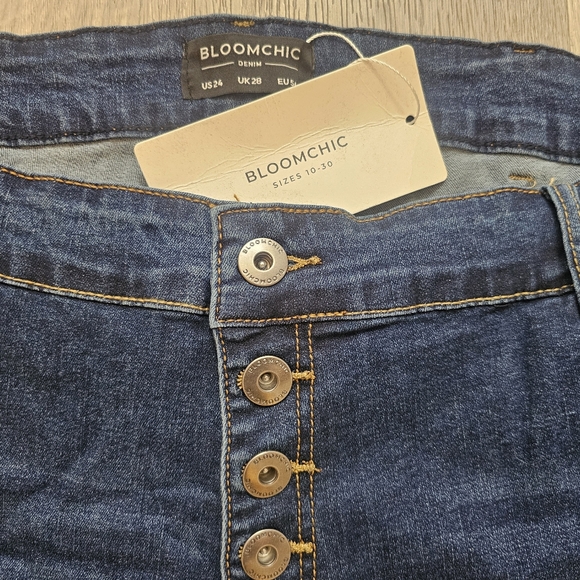 NWT BloomChic Skinny Very Stretchy Button Fly Denim Shorts 24 3x - Picture 2 of 5